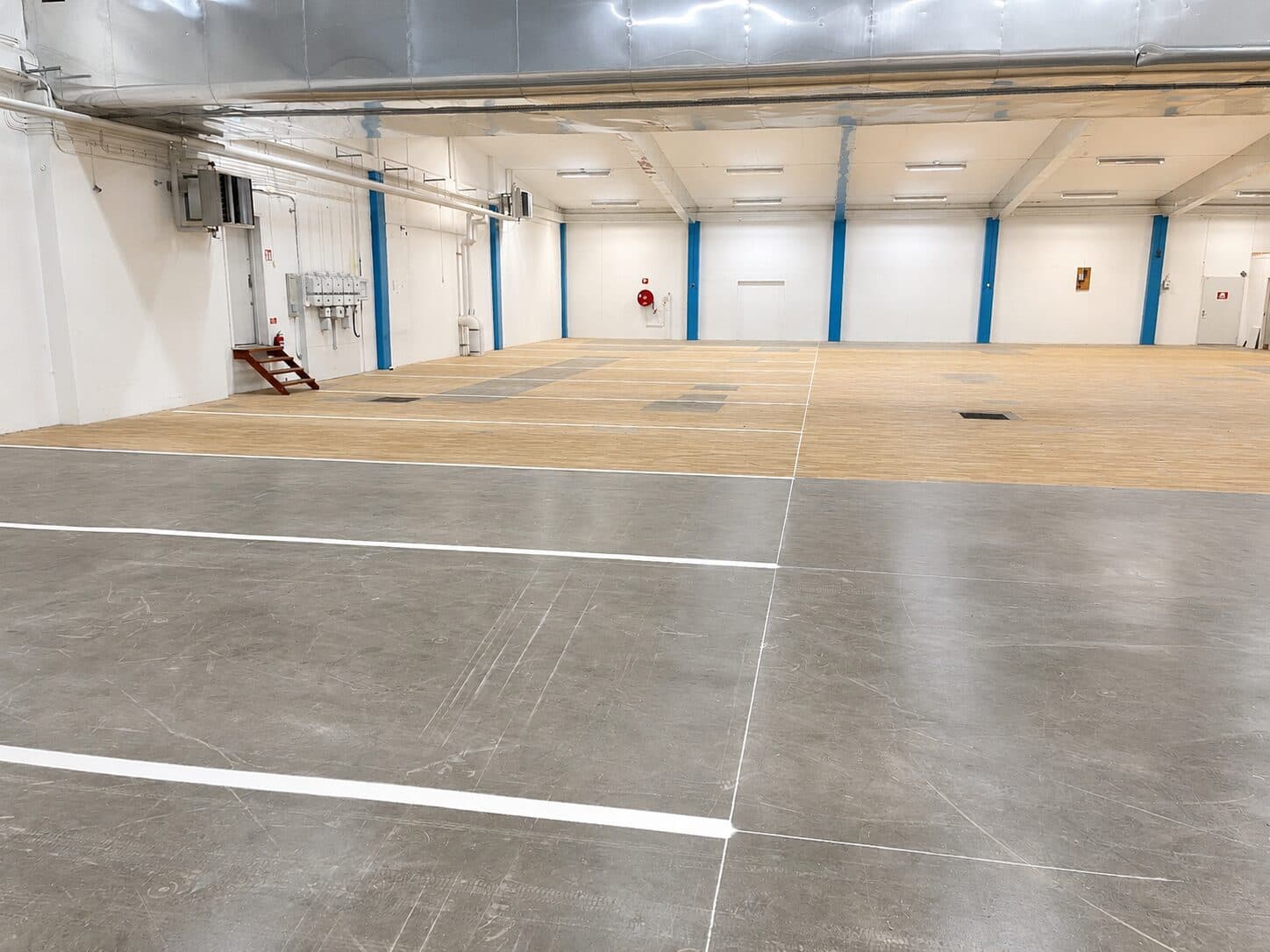 Bilförvaring inomhus i Borås med numrerade platser, hallen på Kyrkvägen 6