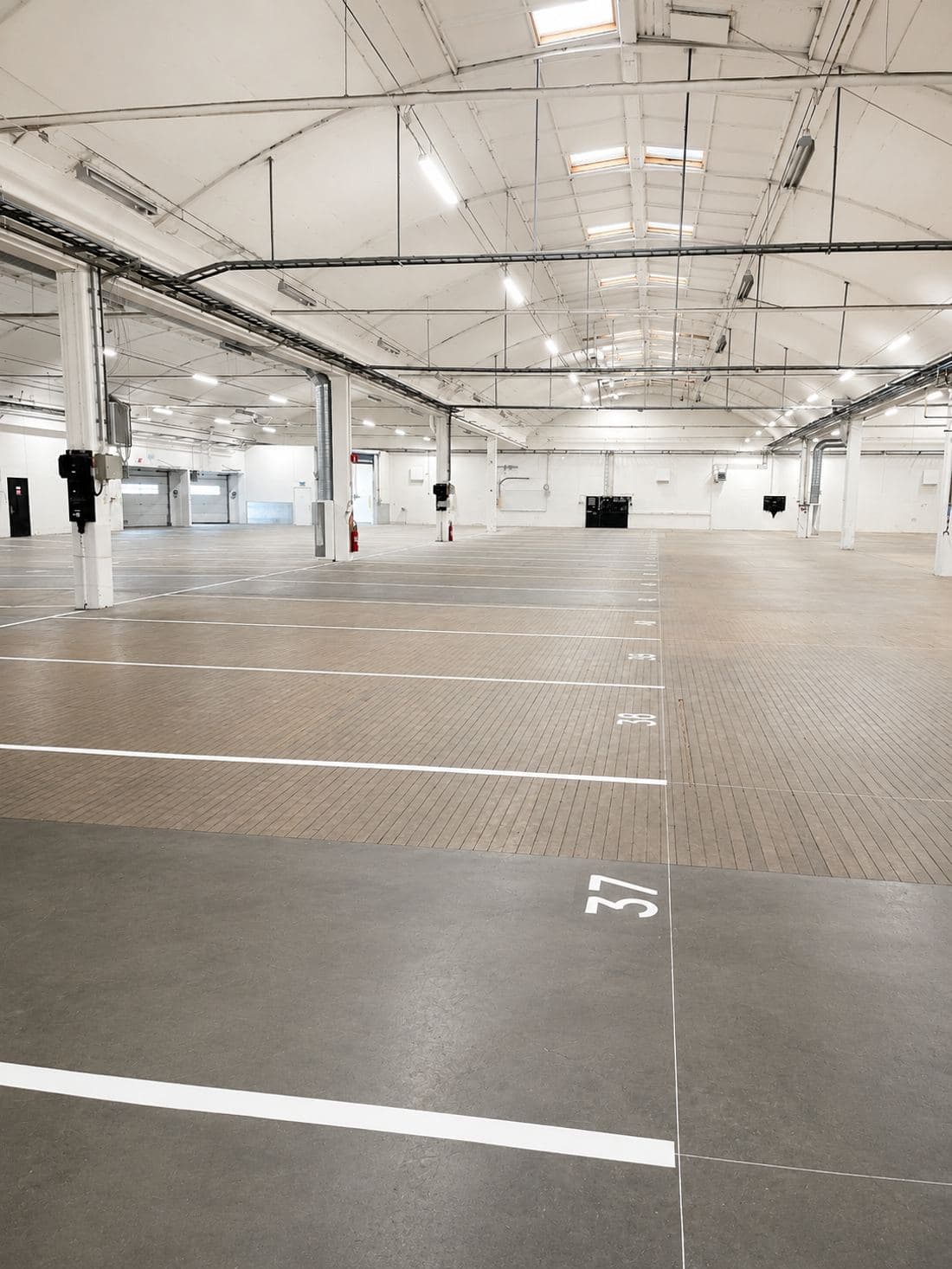 Numrerade parkeringsplatser i den uppvärmda hallen på Kyrkvägen 4 i Viskafors