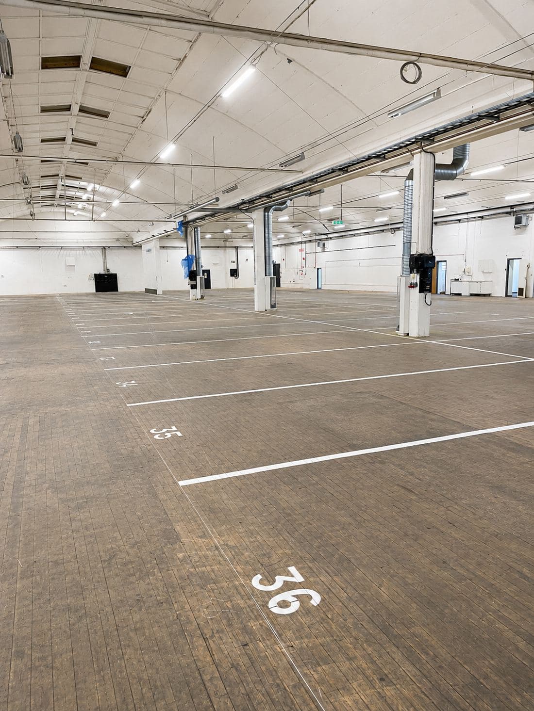 Numrerade parkeringsplatser i hallen på Kyrkvägen 4 i Viskafors, plats 35 och 36