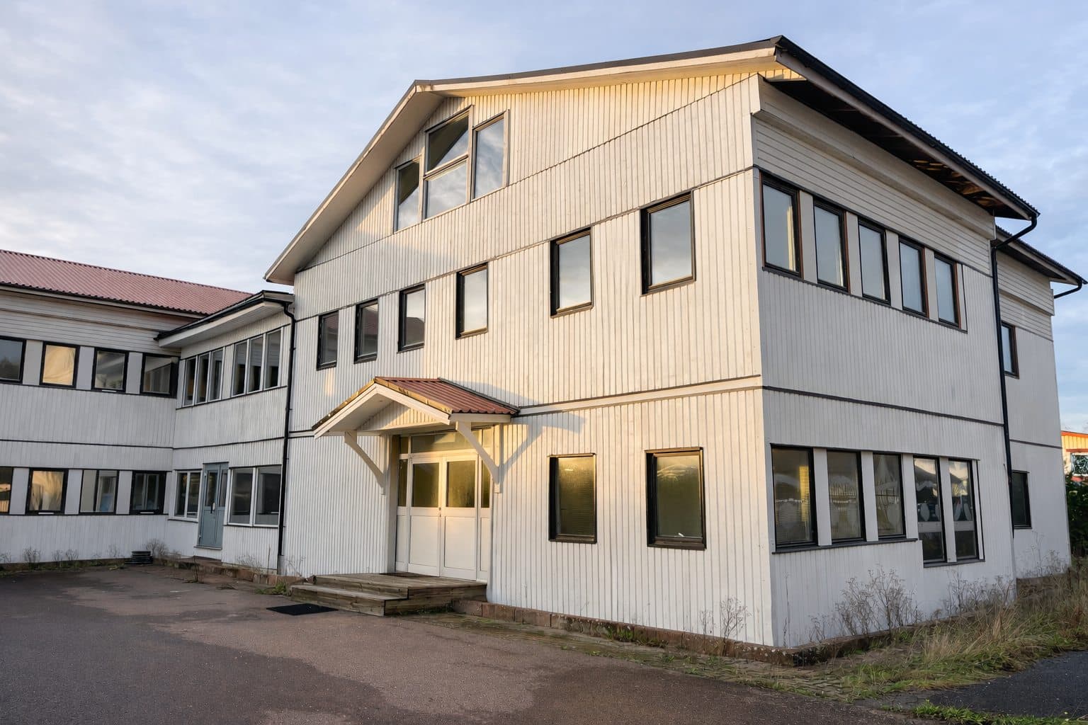 Förrådshotellets byggnad på Göteborgsvägen 16 i Surte