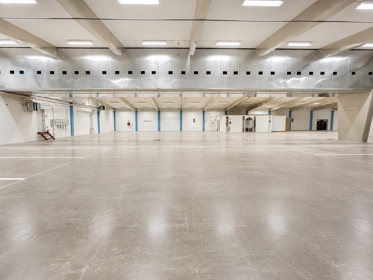 Uppvärmd fordonsförvaring i Borås, insidan av hallen på Kyrkvägen 6
